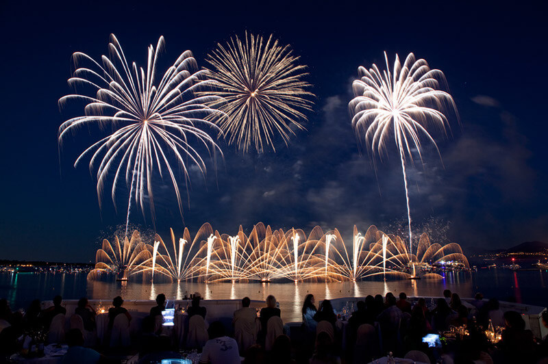 Feu d'artifice de Cannes au festival international pyrotechnique