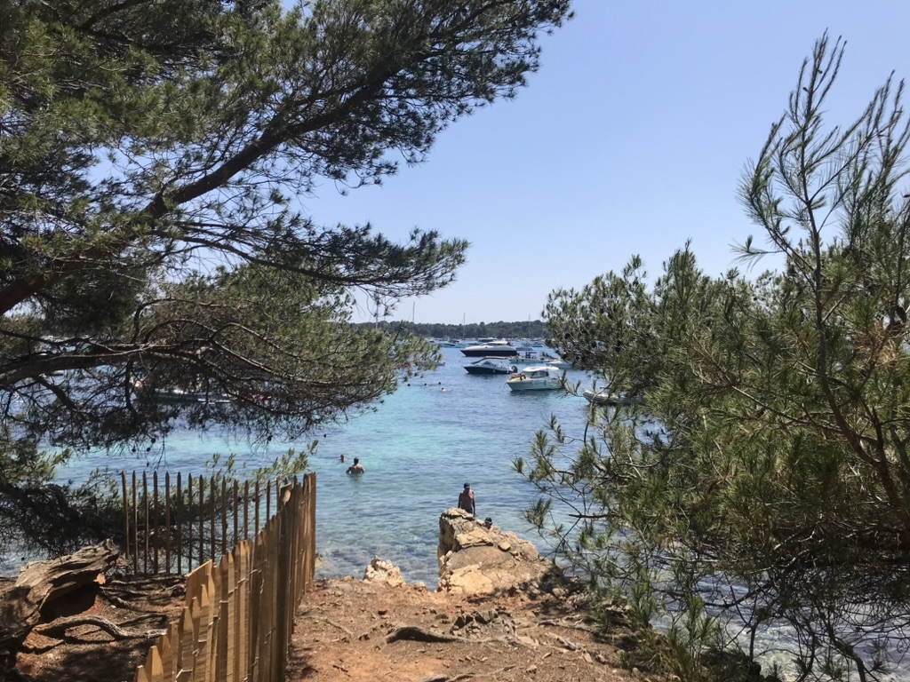 Photo d'une plage secrete de l'ile de Lerins