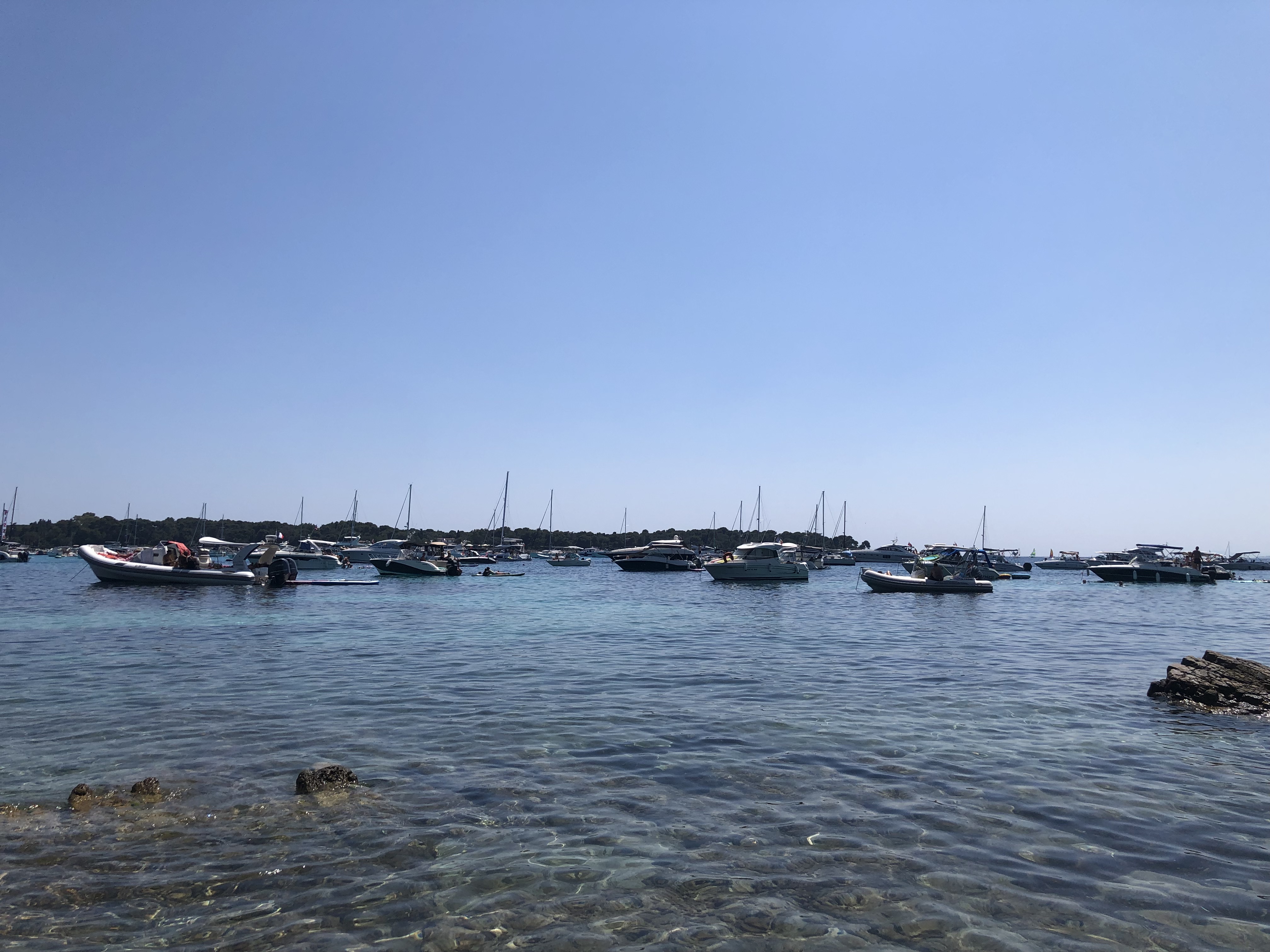 Ile de Lerins - Ile Ste Marguerite avec vue sur les bateaux