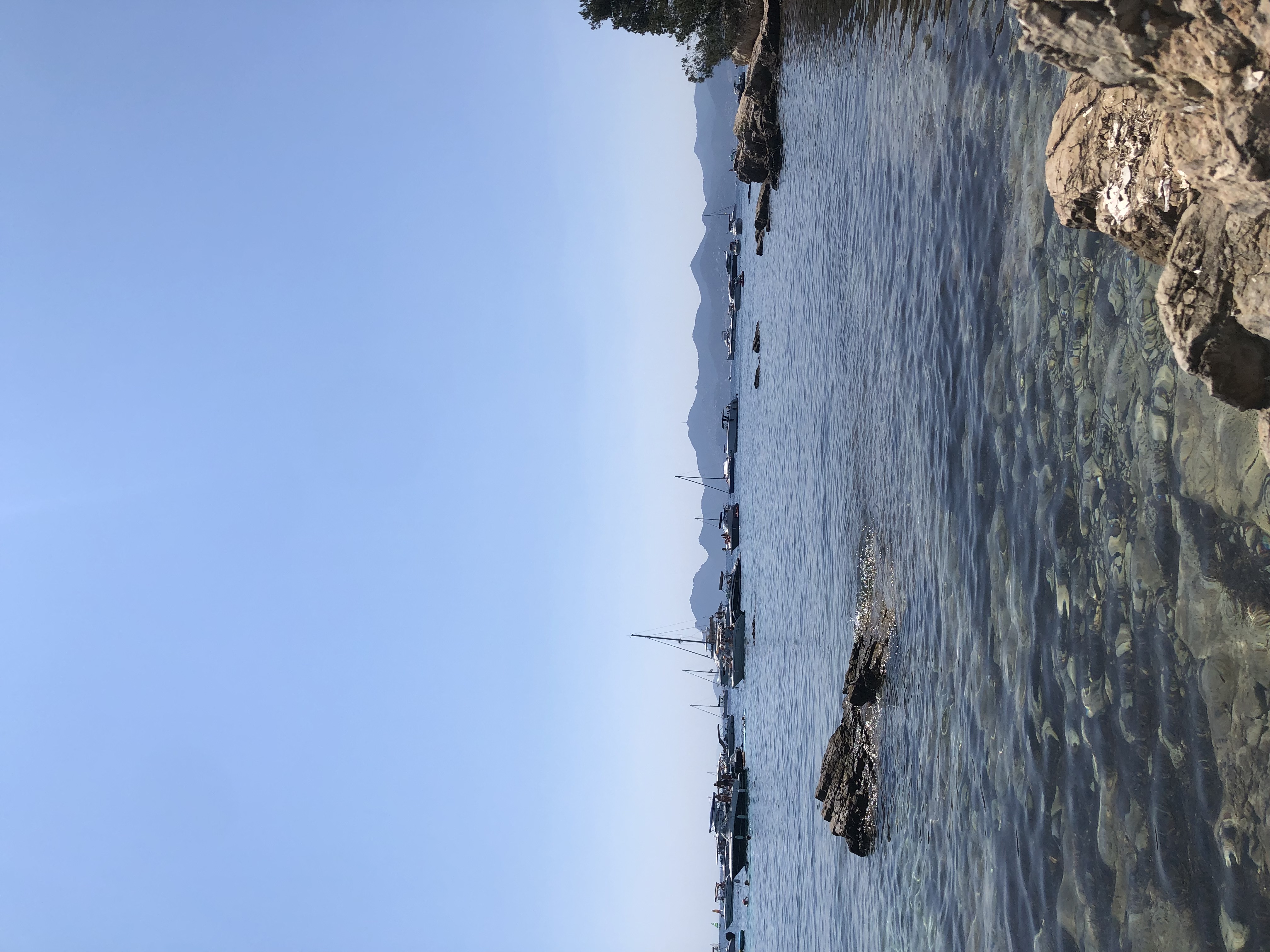 Ile de Lerins - Ile Ste Marguerite avec vue sur les montagnes et l' eau transparente de la plage